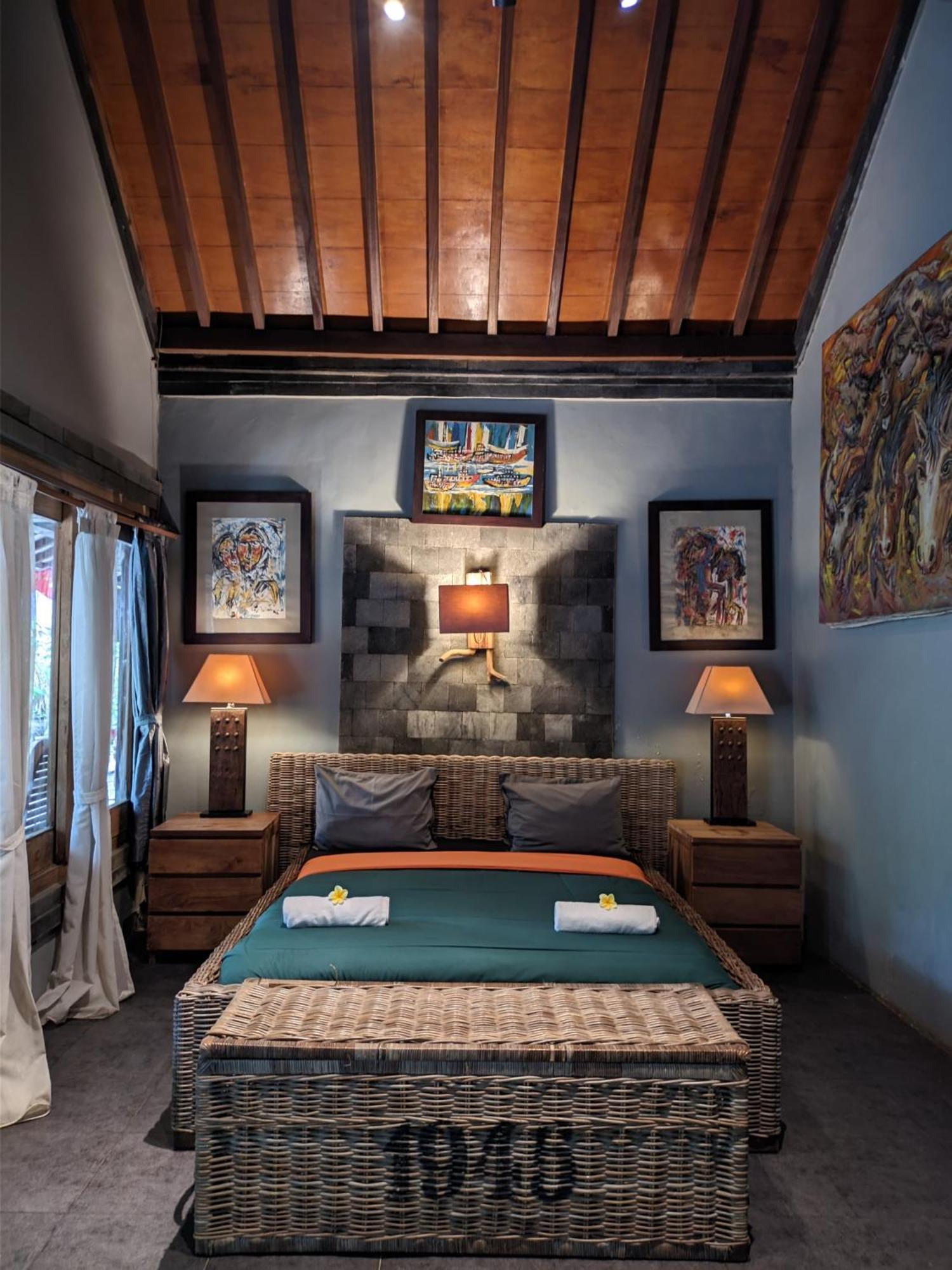 Astuti Gallery Homestay *